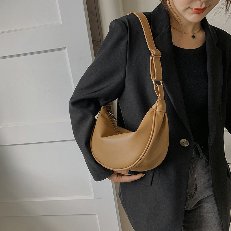 ハーフムーンスモールPUレザージッパークロスボディバッグ レ - Luxury Bags Trend 2025 のレビューと価格