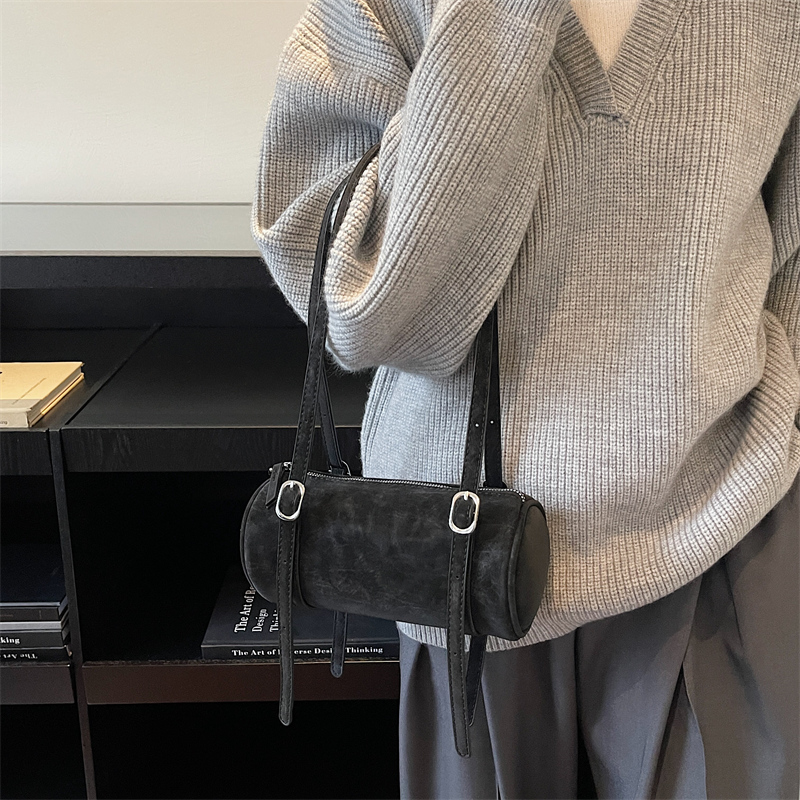 左側女性の小さなショルダーバッグ 2025 冬の新トレンドク - Luxury Bags Trend 2025 のレビューと価格
