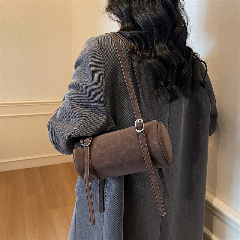 左側女性の小さなショルダーバッグ 2025 冬の新トレンドク - Luxury Bags Trend 2025 のレビューと価格