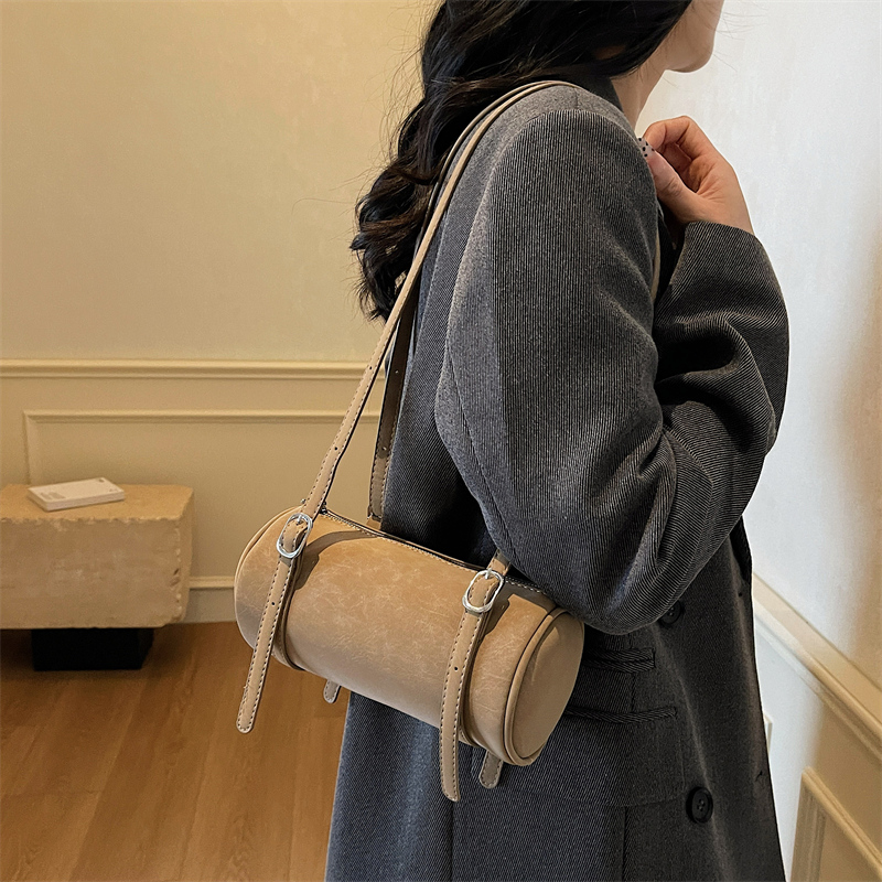 左側女性の小さなショルダーバッグ 2025 冬の新トレンドク - Luxury Bags Trend 2025 のレビューと価格