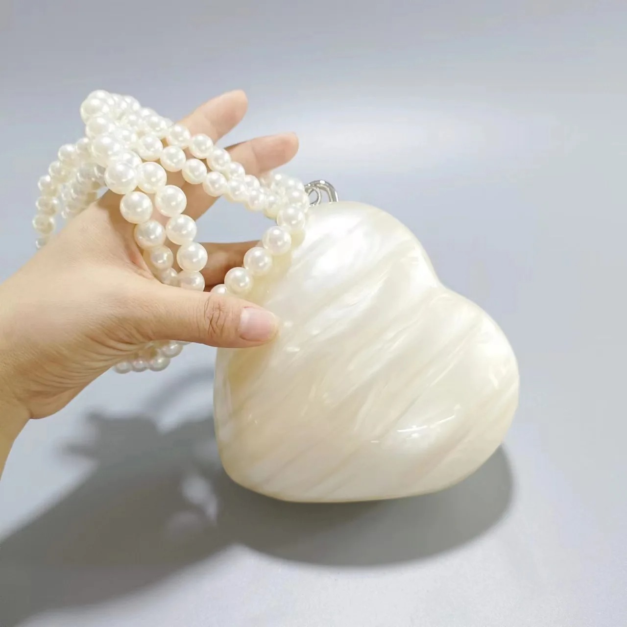 ファッションアクリルハートイブニングバッグパールチェーンショ - Luxury Bags Girls のレビューと価格