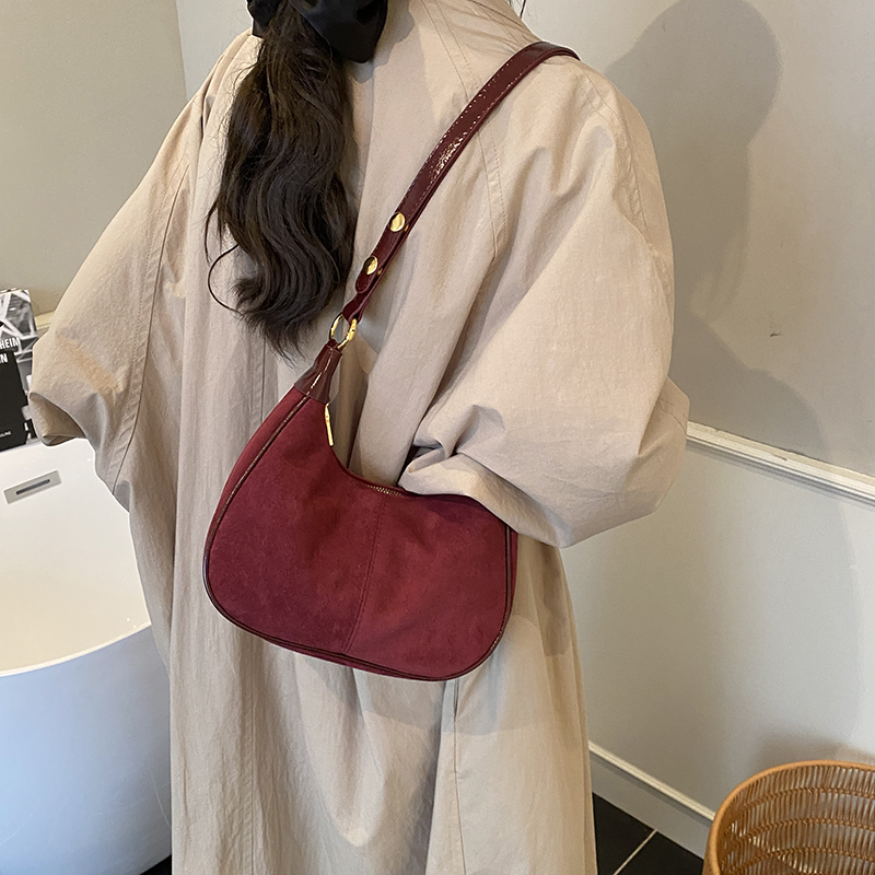 左側女性スモールスエードショルダーバッグ 2025 冬レトロ - Luxury Bags Trend 2025 のレビューと価格