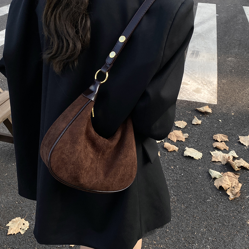 左側女性スモールスエードショルダーバッグ 2025 冬レトロ - Luxury Bags Trend 2025 のレビューと価格